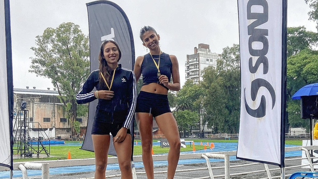 Paula Leiva de Velocidad y Resistencia (derecha) se qued&oacute; con el primer lugar en los 110 con vallas U23.