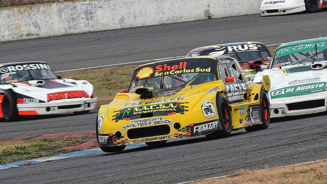 El representante de San Jer&oacute;nimo Norte, Brian Yacob festej&oacute; en el Car Show Santafesino tras quedarse con la victoria en el TC 4000.