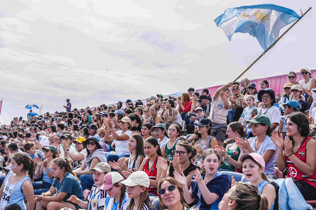  Con tribunas colmadas por familias, estudiantes e instituciones de toda la provincia y la región se vivió toda una fiesta. Con tribunas colmadas por familias, estudiantes e instituciones de toda la provincia y la región se vivió toda una fiesta.