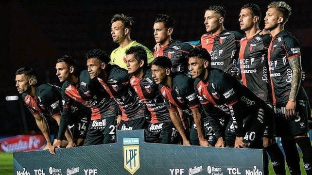 El plantel de Colón estableció su nueva logística de viaje a San Juan para enfrentar a Independiente.