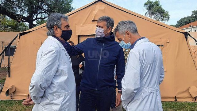 El intendente Emilio Jatón, junto a autoridades del hospital Cullen, en la actividad en la que acompañó a Perotti y Agustín Rossi. 