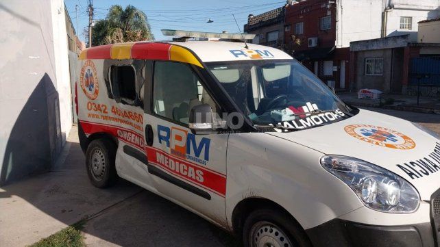 Violento choque entre un auto y una unidad de rescate en barrio Sur