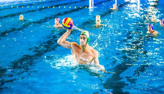 En el Argentino Sub 17 de waterpolo, Regatas ganó los tres compromisos de la fase de grupos, y la semifinal.