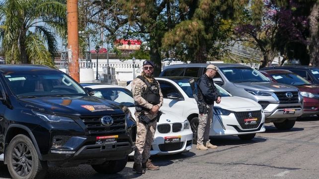 Autos de lujo y camionetas de hasta 80 millones de pesos: exhibieron en la costanera los autos que serán subastados este jueves