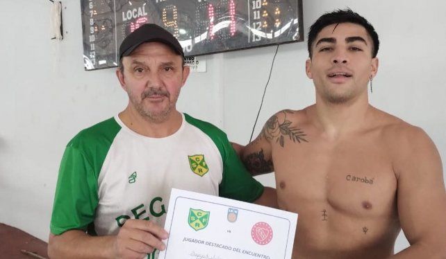 Julián Kholy Daszczyk recibió el merecido reconocimiento por haber sido el goleador con 4 tantos ante Independiente.