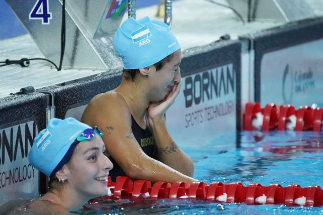 Malena Santill&aacute;n y la bonaerense Agostina Hein al lograr la plata y el oro respectivamente en los 800 metros libres.