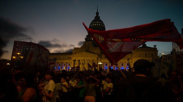 Protestas en inmediaciones al Congreso en el debate de la ley Bases en Diputados.