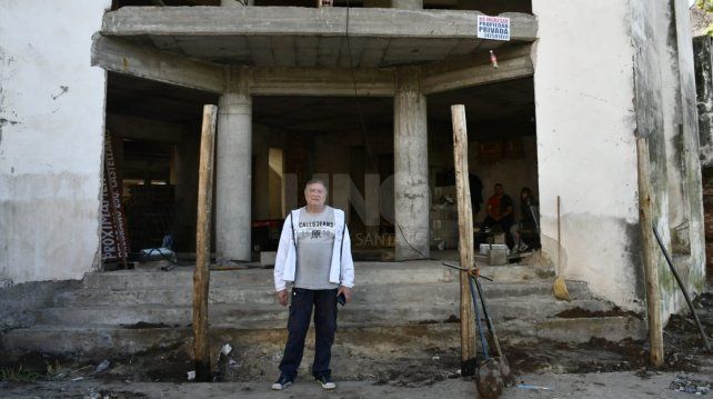 Mario Bardina, hace d&iacute;as, delante del edificio Sol III ubicado en 9 de Julio y Suipacha.
