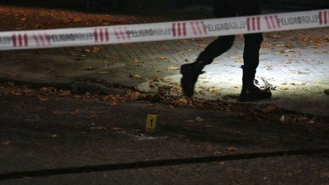 Balearon desde una moto a tres personas que viajaban en un taxi 