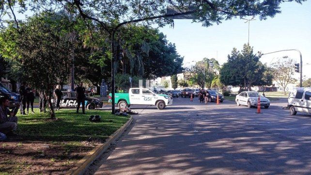 Buscan a un camionero que atropelló a dos motociclistas y se dio a la fuga en una zona de alto tránsito Buscan a un camionero que atropelló a dos motociclistas y se dio a la fuga en una zona de alto tránsito