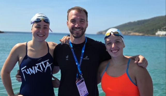 Las nadadoras de Uni&oacute;n en Ibiza, junto a su entrenador Diego Garbarino.