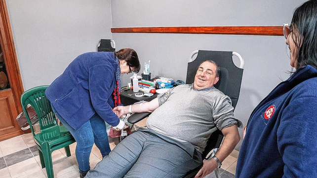 Dirigentes, jugadores, entrenadores y m&aacute;nagers concurrieron a brindar su granito de arena en la sede de la Uni&oacute;n Santafesina.