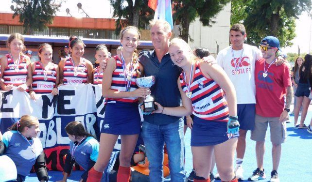 El presidente de la ASH, Patricio López, entrega la copa a las chicas campeonas del Regional Sub 14.