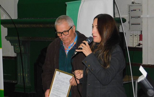 La secretaria de deportes provincial, Flavia Pad&iacute;n, entreg&oacute; un reconocimiento al presidente Alejandro Larriera.