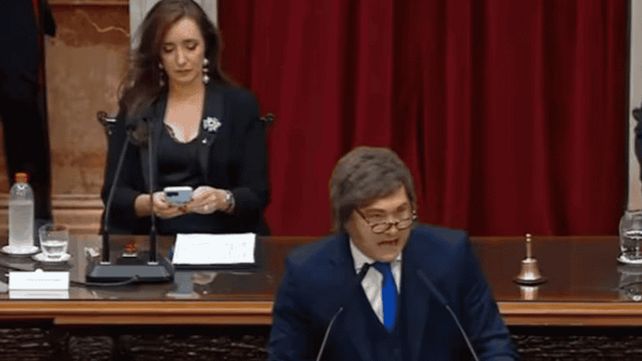 Victoria Villarruel revisa su teléfono mientra el presidente Javier Milei realizaba su discurso durante la apertura de las sesiones ordinarias en el Congreso 