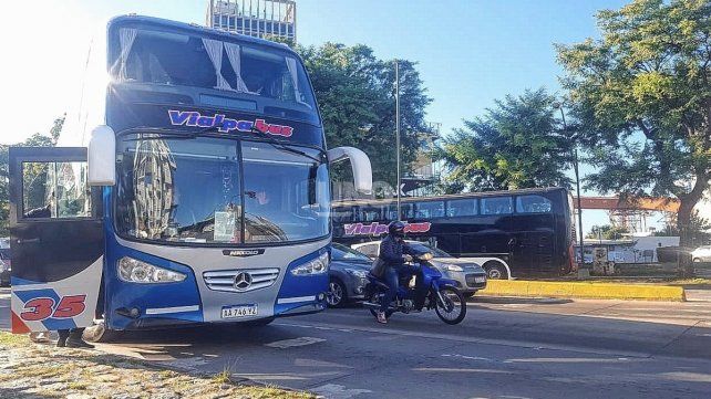 Un grupo de transportistas bloquea el ingreso a la terminal santafesina y calles aledañas