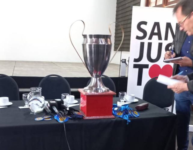 En el salón Polivalente de la Casa de la Cultura fue mostrada la Copa que quedará en manos del ganador del desempate.