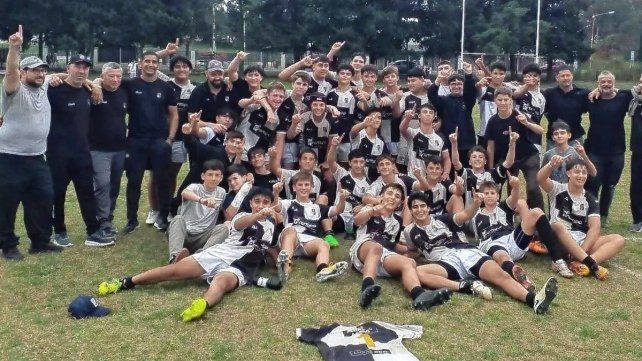 Estudiantes de Paraná festeja el haber salido campeón de la división M15 del Dos Orillas.  