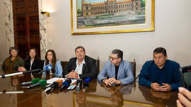 Estuvieron presentes el rector Enrique Mammarella, el decano de la UTN Regional Santa Fe Eduardo Donnet, la vicedecana Eva Casco, el secretario general de APUL Rubén Núñez, los dirigentes de ADUL Guillermo Munné y Nidia Maidana, la presidenta de FAGDUT Santa Fe Lucila Rossi Gerard, el presidente de la FUL Roberto Longo, además de decanos y autoridades académicas.