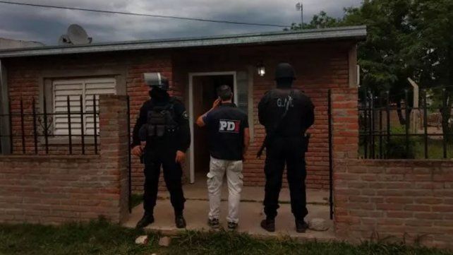 Uno de los allanamientos llevado a cabo por la policía que terminó con la detención de los integrantes de la banda que cometían entraderas