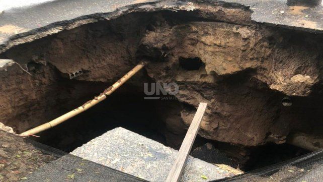 El socavón que se formó en Bulevar y 9 de julio.