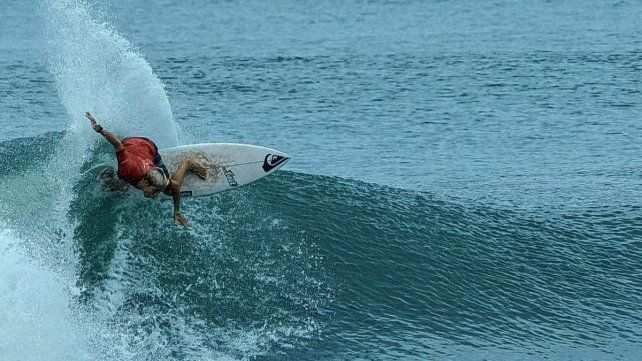 Thiago maniobra en el labio superior de la ola como todo un veterano.
