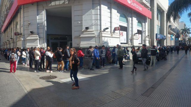 Larga fila en la dependencia de Ansés para la inscripción a ayudas sociales Larga fila en la dependencia de Ansés para la inscripción a ayudas sociales