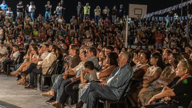 La Municipalidad de Santo Tomé presentó el espectáculo “Belgrano, El Paso”, una recreación histórica que convocó a vecinos en el Playón del Camping Municipal