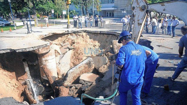 El 23 de febrero de 2015 los santafesinos amanecieron con un gran socavón en la intersección de Urquiza y Bulevar.