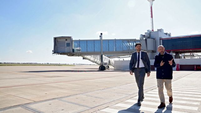 Pullaro y el ministro Puccini recorrieron el aeropuerto de Sauce Viejo.