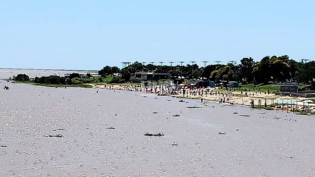 Ante la crecida del río Paraná, la ciudad empezó a perder algunos metros de playa.