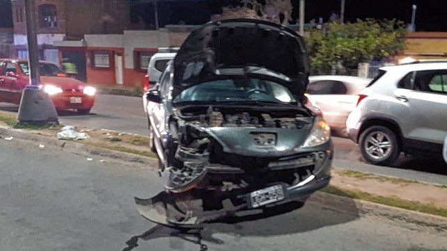 Cinco vehículos protagonizaron un fuerte accidente en uno de los ingresos a la ciudad