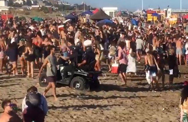 Ante la multitud de jóvenes en las playas, recuerdan que el coronavirus