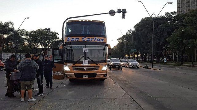 Un grupo de transportistas bloquea el ingreso a la terminal santafesina y calles aledañas 