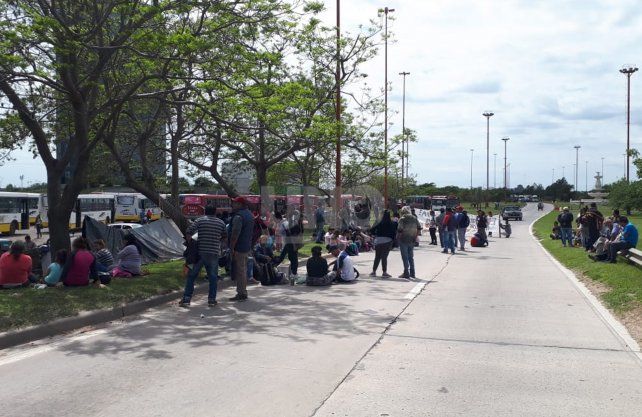 Lunes de protesta. Pescadores saldrán a la ruta a manifestarse. En la ciudad de Santa Fe, será en la ruta 168, a la altura de la fuente de la Cordialidad. 
