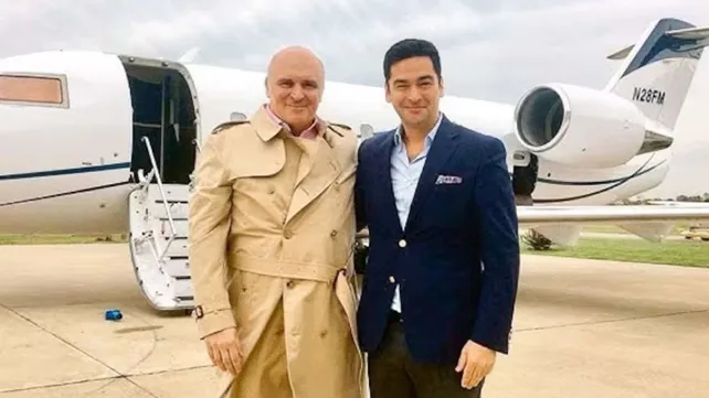 Jos&eacute; Luis Espert y su jefe de campa&ntilde;a, Nazareno Etchepare, en 2019, delante del avi&oacute;n del narco Fred Machado. &nbsp;