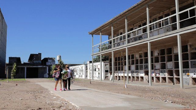 La galería de la Sección 136 más abierta. Ese sector quedó habilitado para trasladar nichos de otros edificios a reformar.