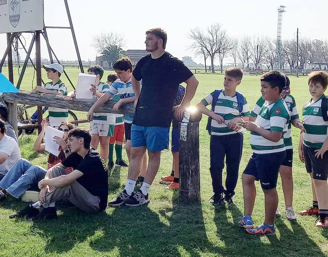 De Vélez Sarsfield al CRAR sin escalas: jugó con Los Pumas y al día siguiente viajó para ver a sus amigos.