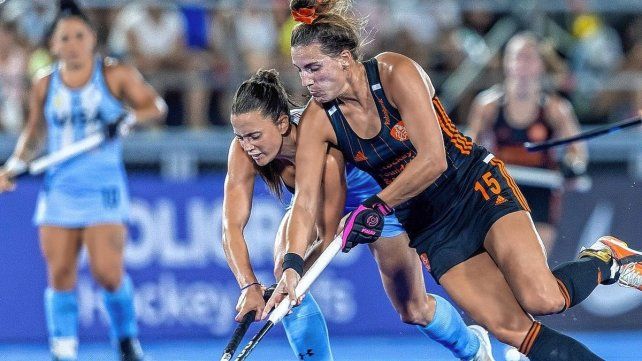 En plena acción, Stefi con la camiseta de Las Leonas frente a Países Bajos en Santiago del Estero.