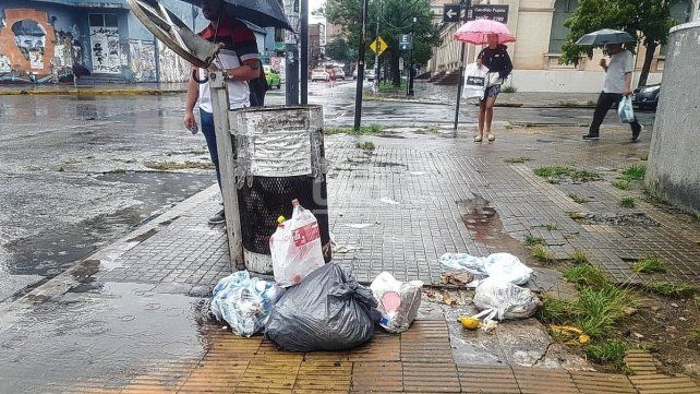 Muchas veredas se convierten en mini basurales.