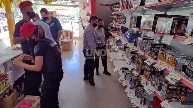 En un mega operativo, secuestraron 1.500 kilos de pirotecnia en un comercio del norte de la ciudad.&nbsp;