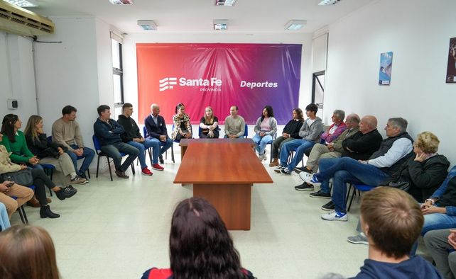 La entrega de aportes económicos a deportistas se realizó en la secretaría de deportes de la ciudad de Santa Fe.