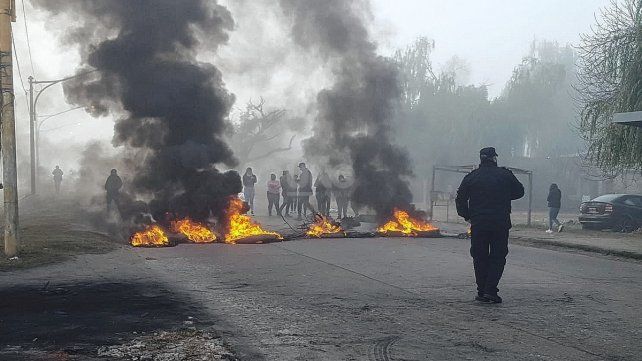 Protesta de vecinos en el Centro de Distrito de La Tablada.