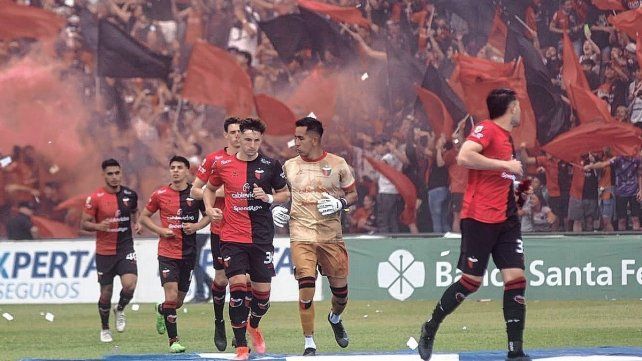 Los hinchas de Colón armaron un ruidoso recibimiento este domingo ante Talleres.