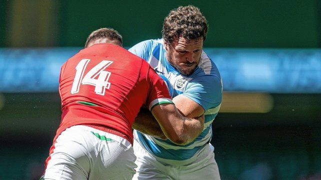 El capitán Julián Montoya jugó un buen partido, y en esta acción pretende dejar en el camino al wing Owen Lane, destacado jugador del seleccionado de Gales.