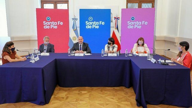 Omar Perotti y su equipo junto a la embajadora de Costa Rica.