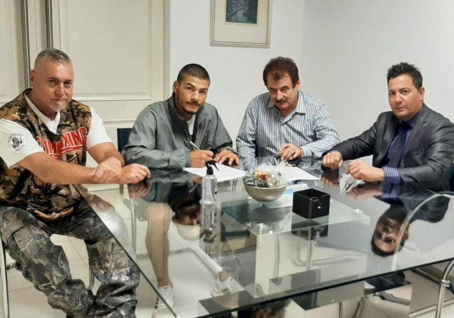 El Chino Farías junto a Osvaldo Salami y Mario Arano, rubricando su contrato que lo vincula con la promotora Arano Box.