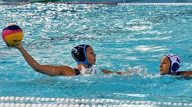 Gran jornada de Las Tiburonas argentinas, ya que lograron vencer a Chile y a Colombia en el waterpolo femenino en Parque Roca.