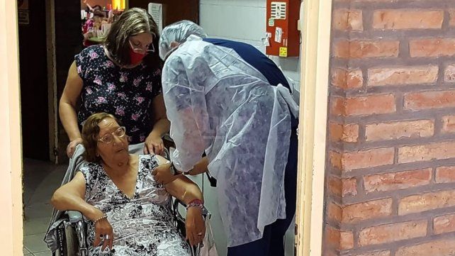 Comenzó la vacunación en lo geriátricos santafesinos