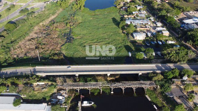 Desde el aire. El embalsado que se formó y arraigó en el Riacho Santa Fe, debajo del puente Héroes de Malvinas. 